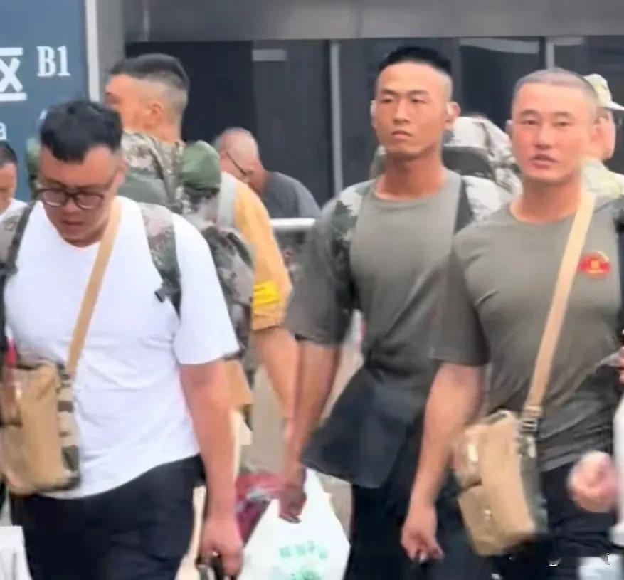 路过机场的时候，看到很多阅兵返程的士兵！
脱下戎装后，还是能够被一眼认出，脸上清