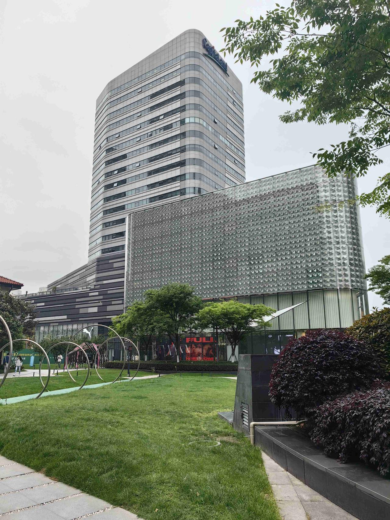 带定位晒今日生活 今日开启旅行度假模式，来福士广场这边阳光正好，一片晴朗。广场简