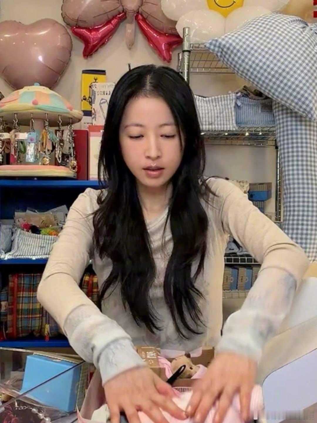 周雨彤新年就这样手搓盲勺 的新年送祝福方式太绝了！直接盲勺直播给大家送惊喜，每一