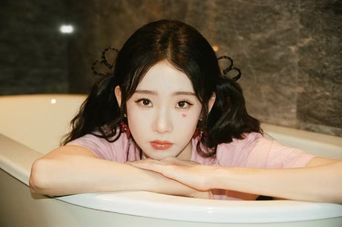 浴室歌手张艺凡张艺凡浴缸随拍 浴室歌手张艺凡上线营业啦🎤谁能想到在浴缸里也能拍