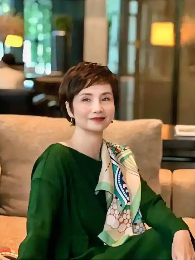 不少人刷到徐俐在儿子婚礼上的发言，只觉得这位前央视主播拎得清，不和晚辈捆绑生活、