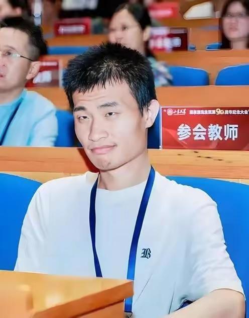 网上很多人担心35岁的韦东奕找不到老婆，简直是咸吃萝卜淡操心！
只要他亮出北大长