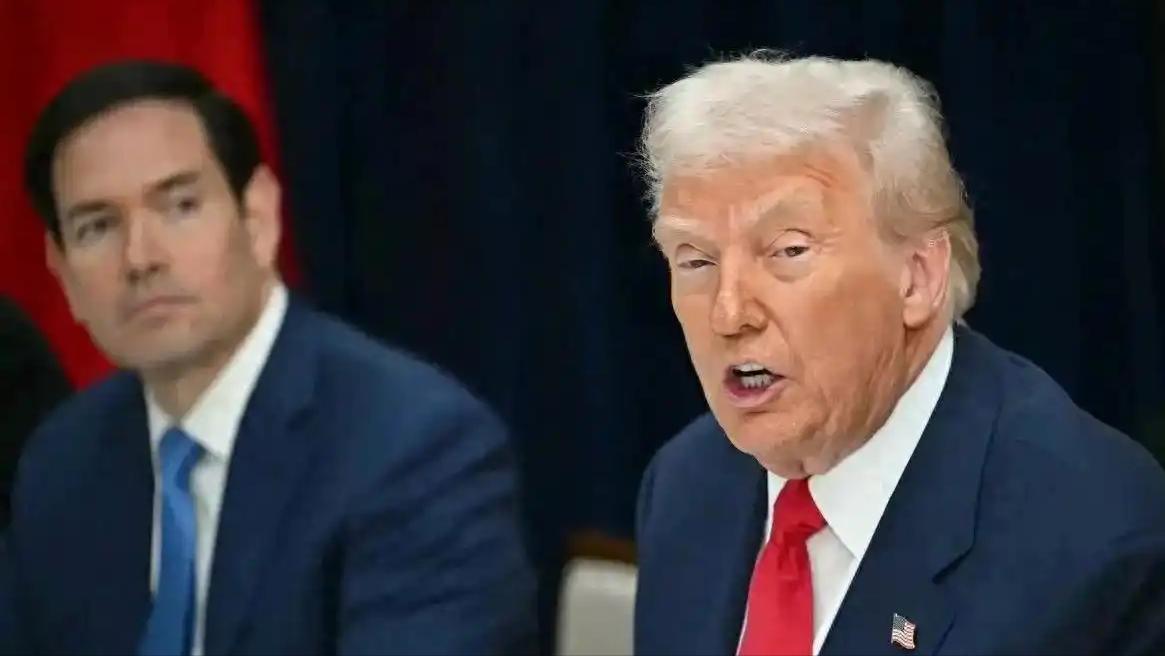 特朗普一路护驾，把中方送上车才离开，向全球宣告中国实力和地位

特朗普一路小跑着