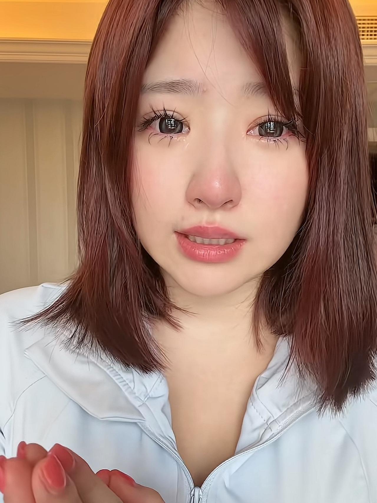 百万网红黄一鸣遛狗未牵绳引发路人冲突，事后含泪公开道歉。

事发当天对黄一鸣而言