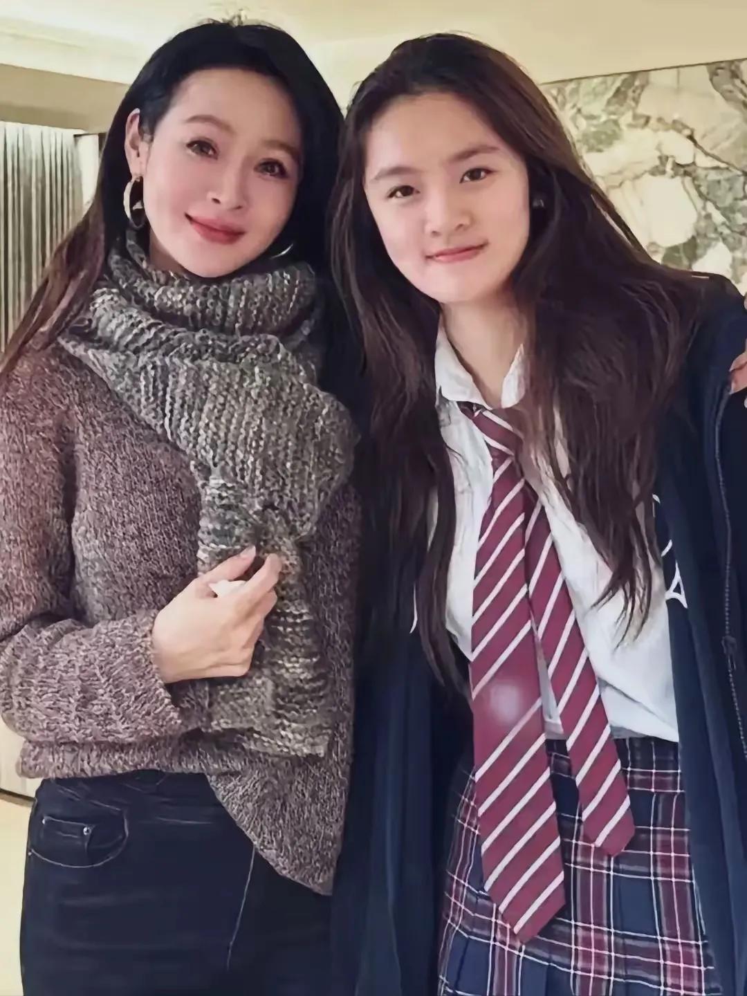 42岁于明加跟十几岁的女儿就像姐妹花，没有丝毫的违和感！对于一个嫁给富豪的中年女