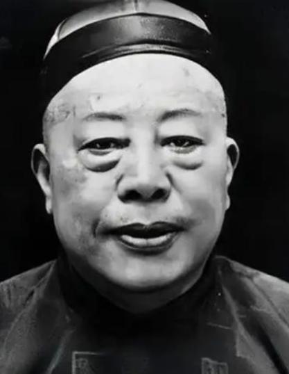 1936年，一场偷欢后，一男子抚着余婉君的酥胸，眼神闪烁：“你丈夫不是王亚樵的心