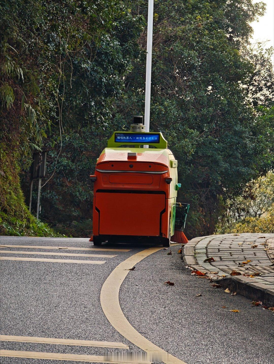 哈哈从后视镜看到一个小东西路过了~我也遇到了深圳的高科技无人扫地车！！ 深圳