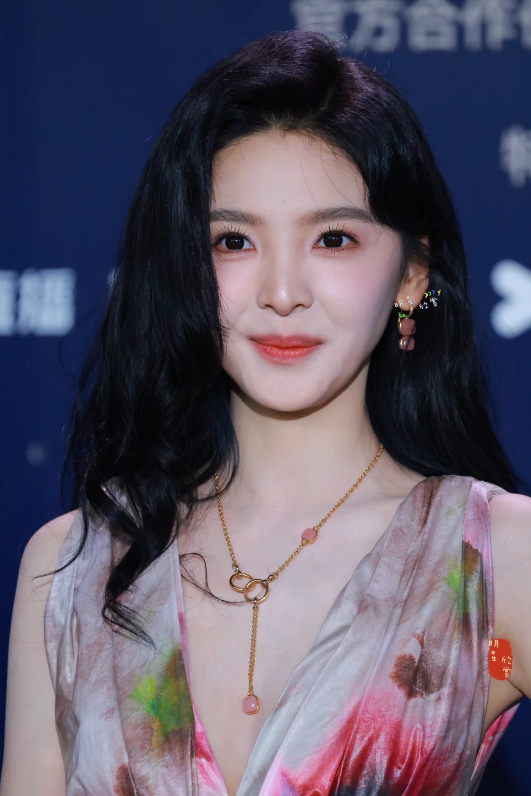 灿烂如花的章若楠，就这么静静地释放魅力吧