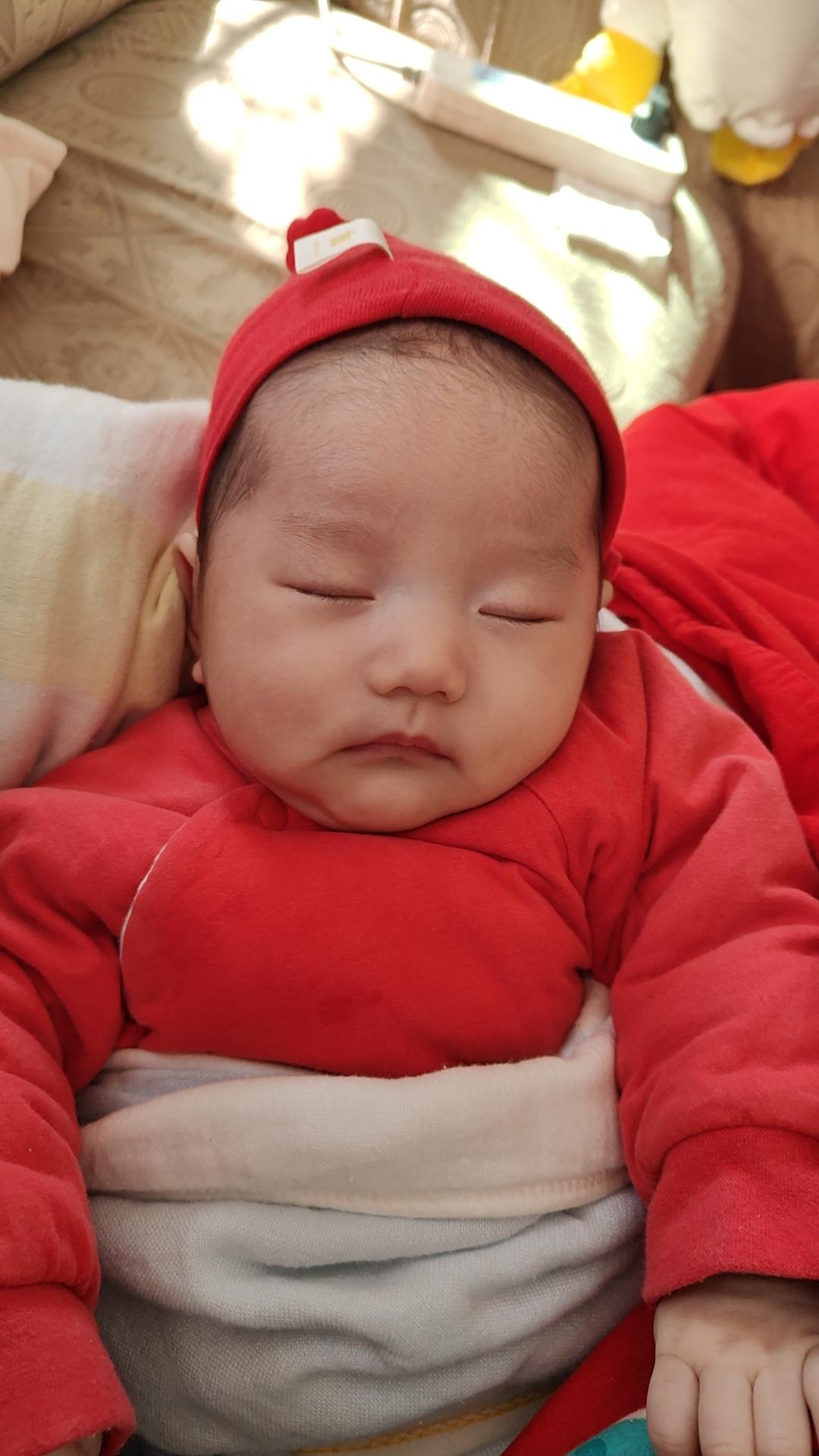 分享我这周有趣的事：
带娃看着娃各种搞笑的表情，心都要融化了。
小孩子一天一个样