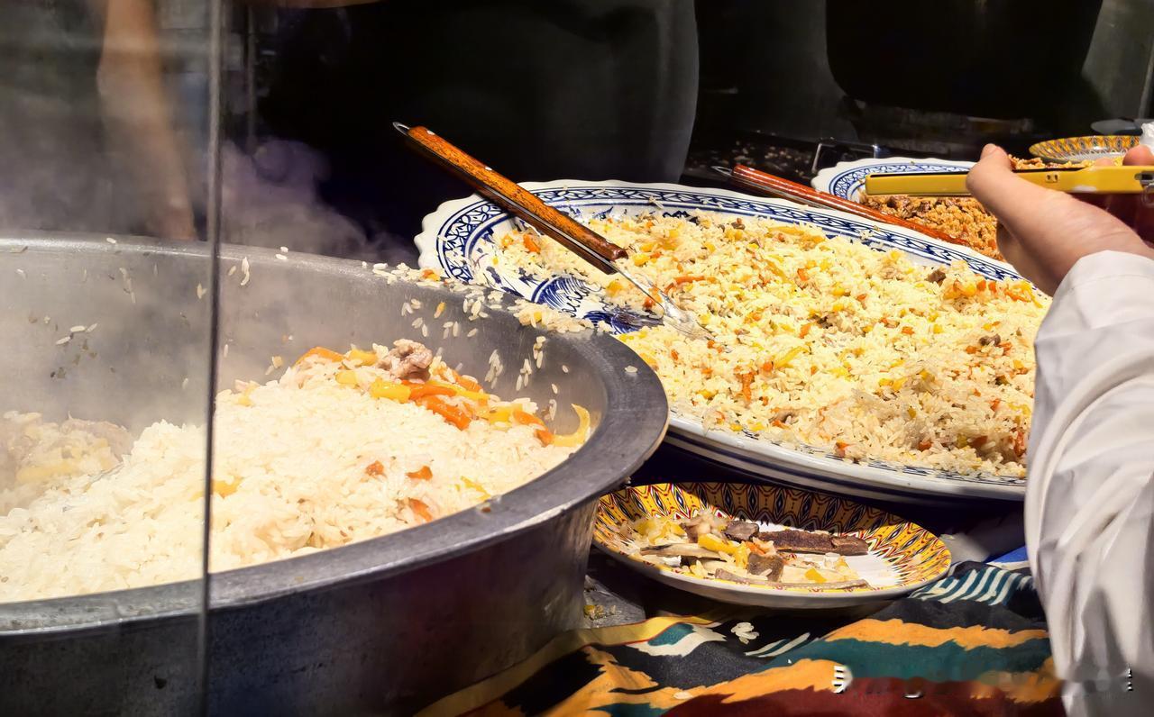 手抓饭，看着很诱人，但太油了，不敢吃