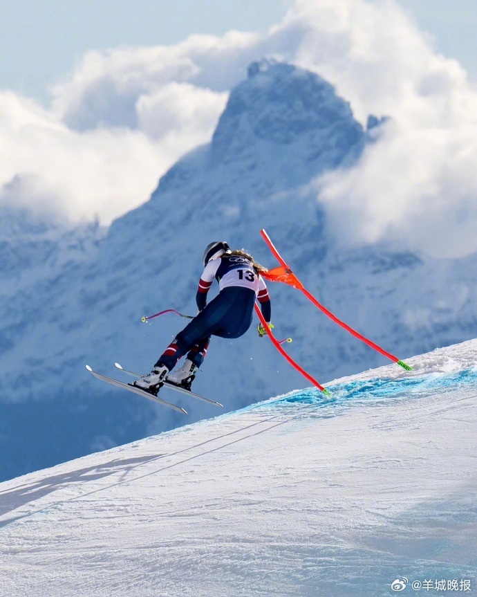 【#林赛沃恩已接受三次手术#】带伤出战的美国高山滑雪运动员林赛·沃恩在比赛中摔伤