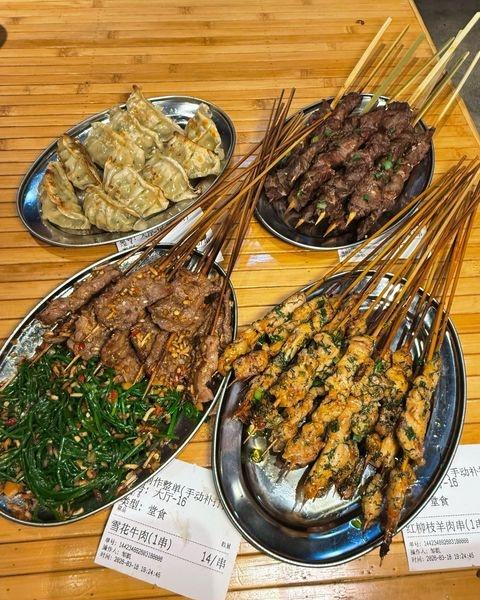的确是广州劲1️⃣的烧烤！！！[流泪]小破店！
📍广州 围满停车场烧烤(海珠石