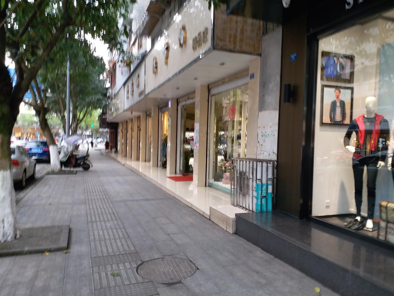 最近出现了一个很奇怪的现象。
之前街边陆续关门歇业的店铺，纷纷挂出了“铺面出租、