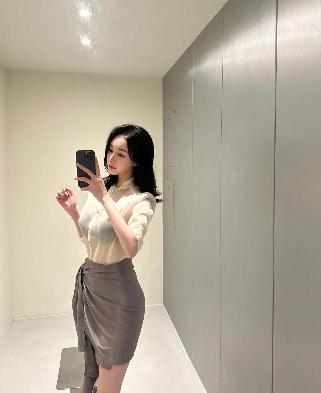 #典雅气质美女穿搭分享# 欲把相思说似谁
#分享绝色美女照# #分享女神级美照#