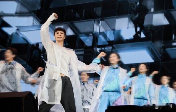 对于很多科班毕业的专业演员来说，演话剧或许不陌生，没那么难，毕竟要专业学习，在校