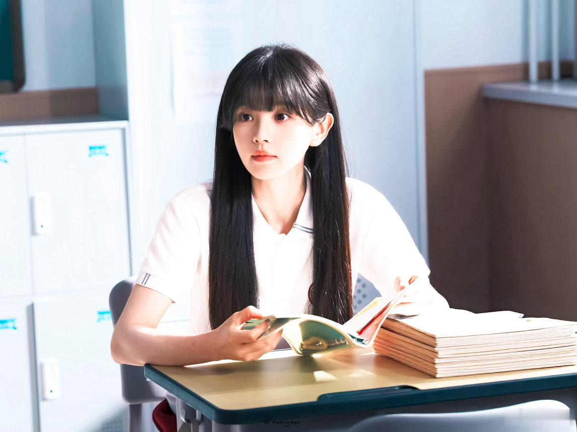 田曦薇好甜 高智感学姐到底是什么样，就是田曦薇穿校服站那儿你不敢上去要微信只敢偷