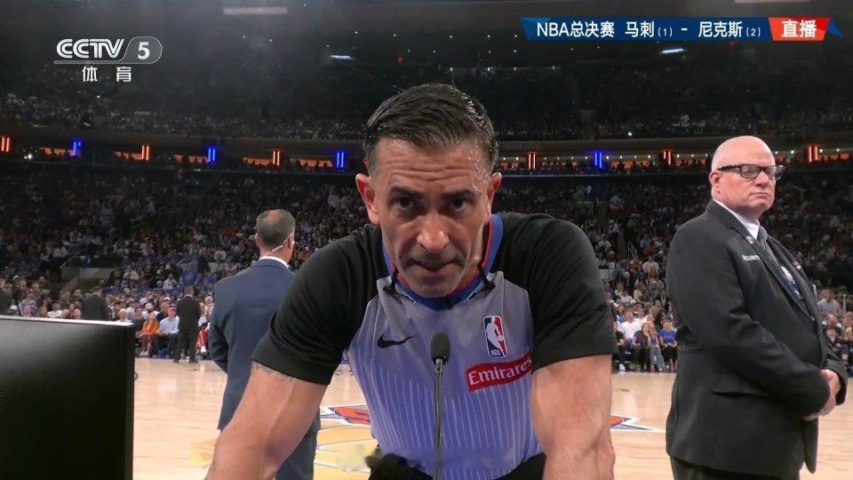 CBA联赛的裁判能不能也像NBA的裁判回看完后有个说明判罚的环节。nba总决赛c