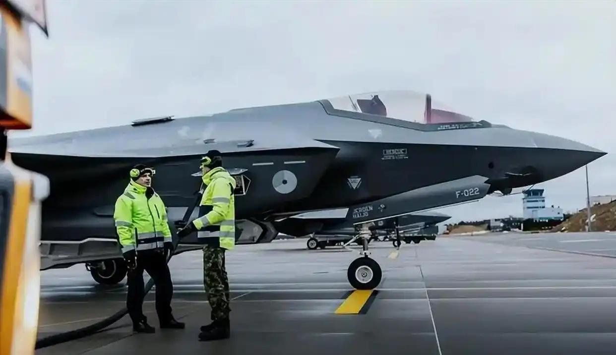 187架对上千架？F-22与歼-20的这场对比，我们或许都想错了。一个令人费解的