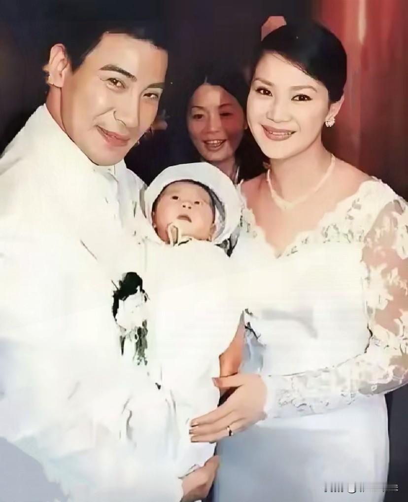 深夜电话那头传来女人笑声，她没闹，只说了一句话

婚礼上那句"护你一世周全"，到