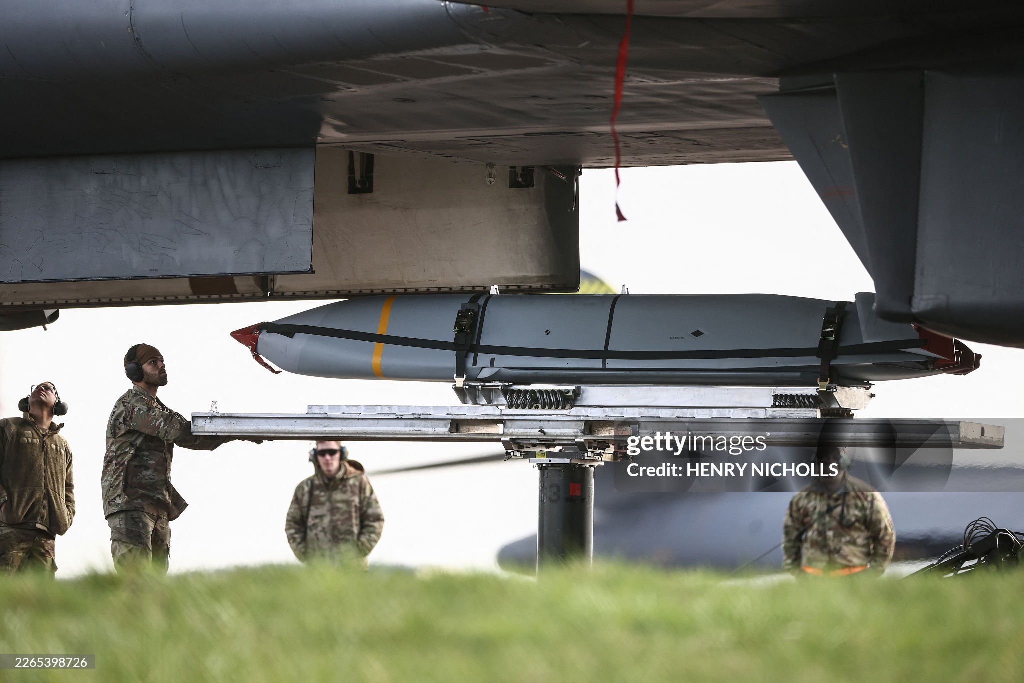 经典剧情之——换弹药炸完伊朗的几架美国空军B-1B飞回英国的基地后，弹药兵迅速卸