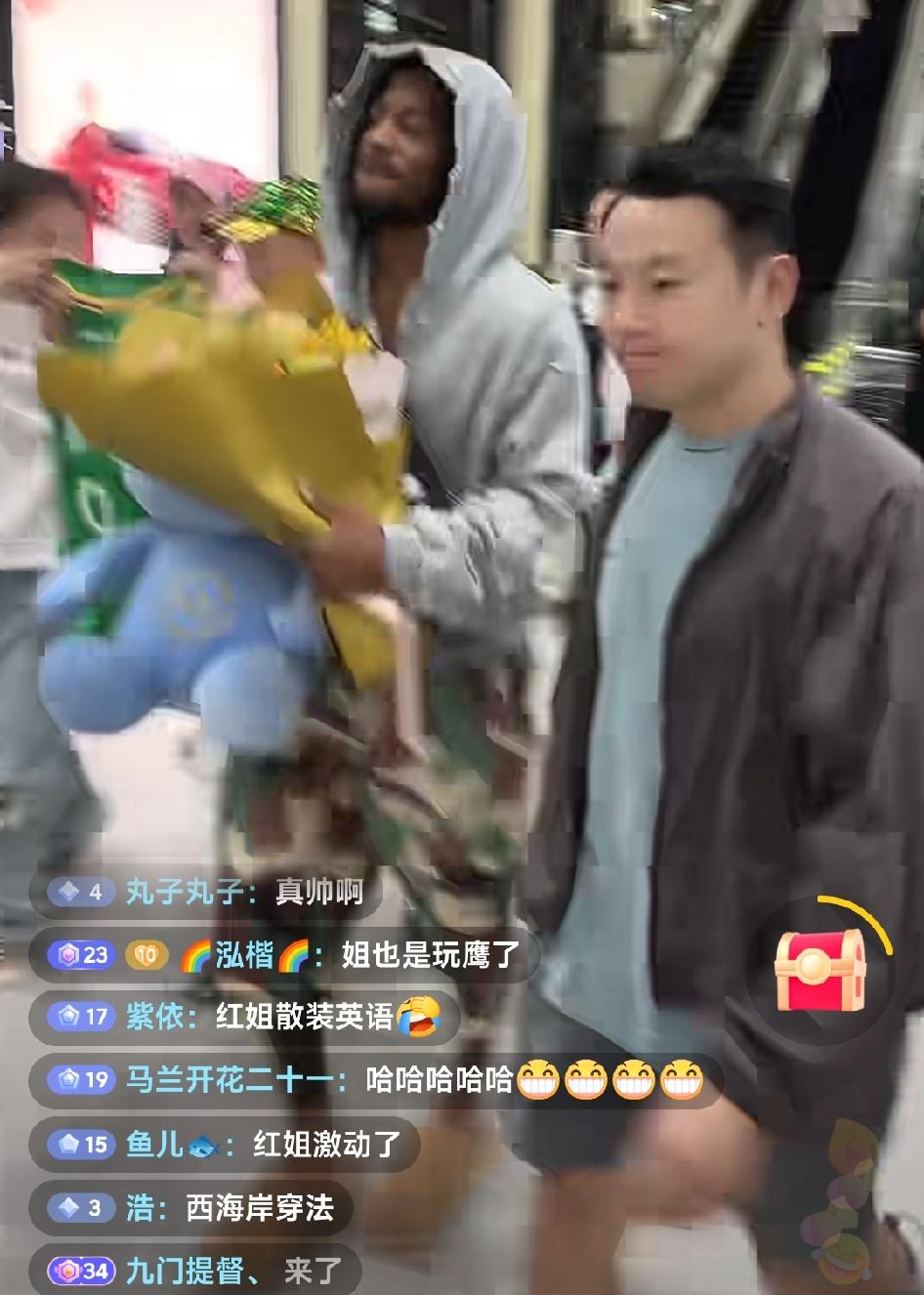 兄弟们！辽篮外援库珀于今晚10点正式落地沈阳桃仙机场！
俱乐部相关人员机场接机！