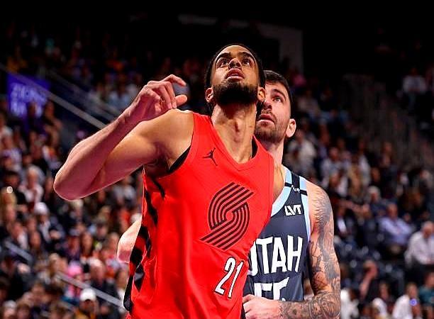 开拓者疯了？刚裁掉后卫，转头就给一个双向中锋送上长约。
 
你看看之前，后卫线被