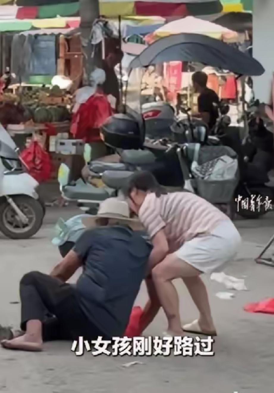 街头老人摔倒无人敢扶，全网揪心之际，一个陌生女孩的本能举动看哭所有人。
 
如今