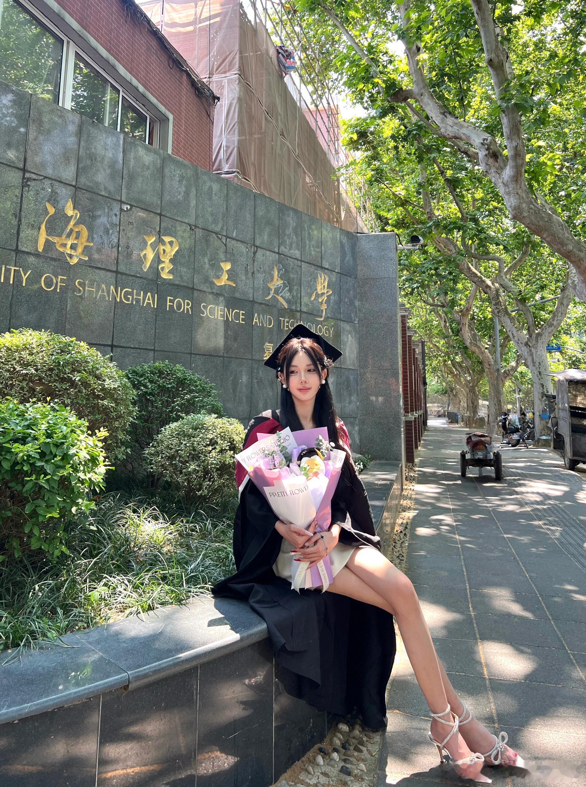 好漂亮的学姐~ ​​​