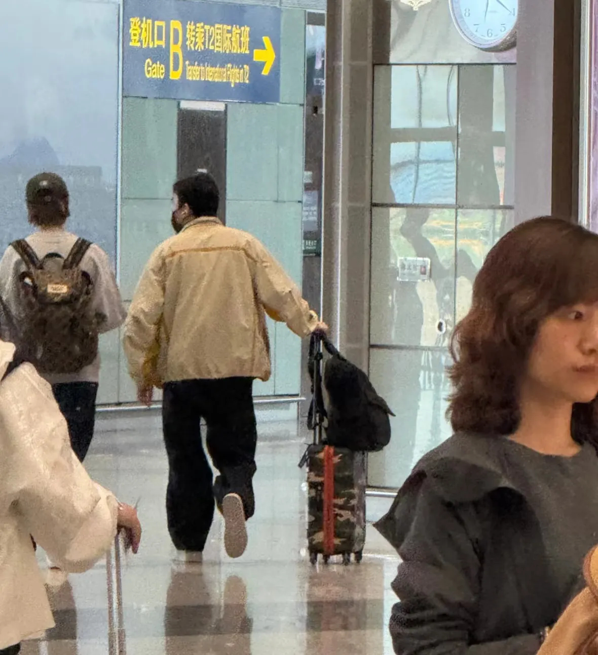 鹿晗耳蜗钉30多岁了，还是曾经那个少年，时光真的是会偏爱一些人。 ​​​