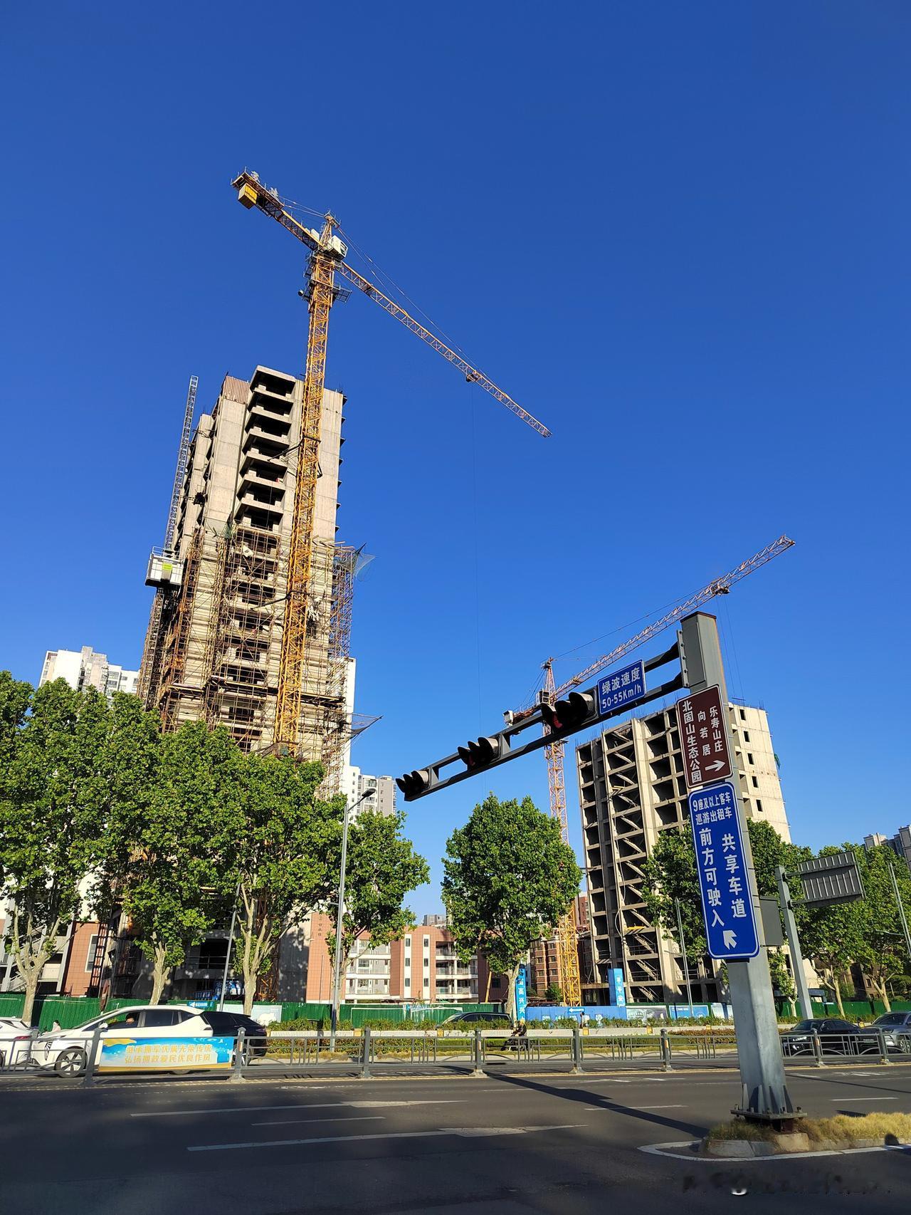 连云港显眼包烂尾楼，吊车再次启动正拆除脚手架，但复工仍遥遥无期

网友提供现场图