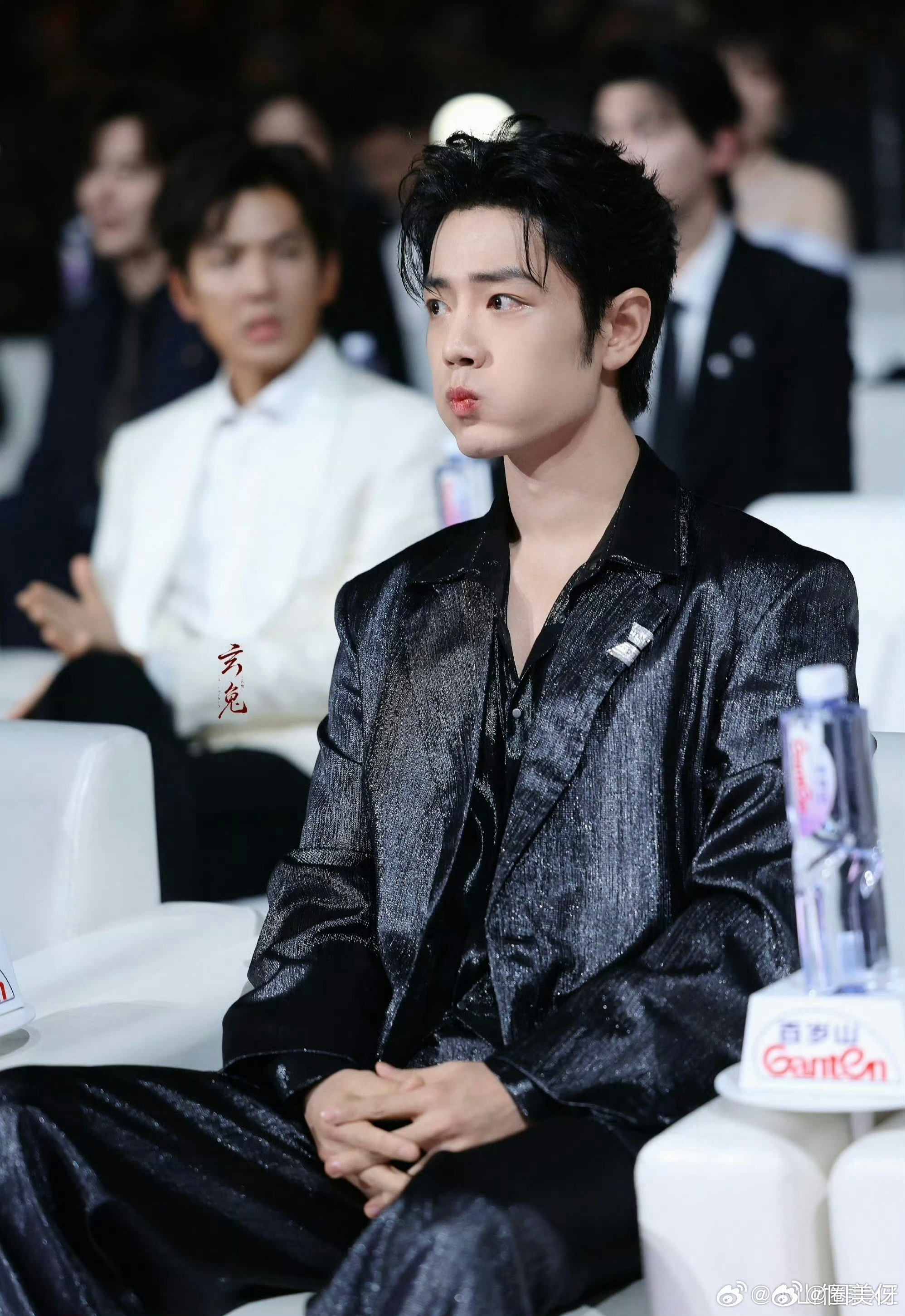 肖战这脸这身材就是权威，绝对权威，天神之作。。肖战进内场后声音好大肖战孙俪握手