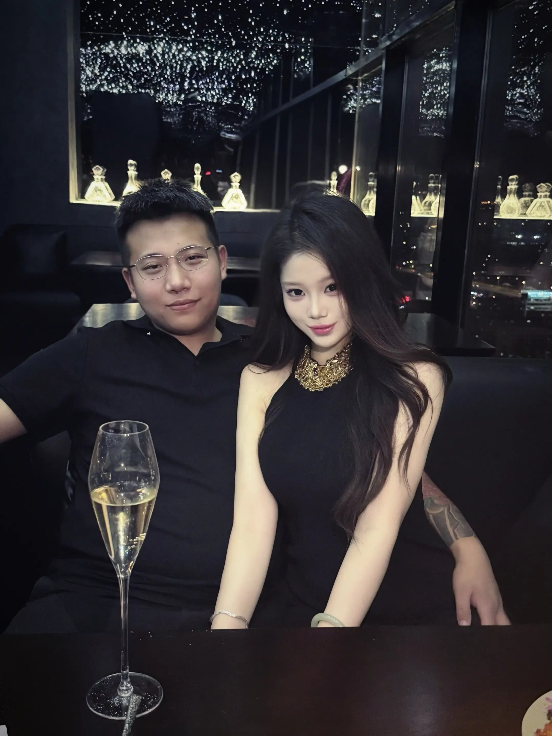 我们分开了这么久 当所有人甚至连我们自己都认为不会再有交际的时候 我们...