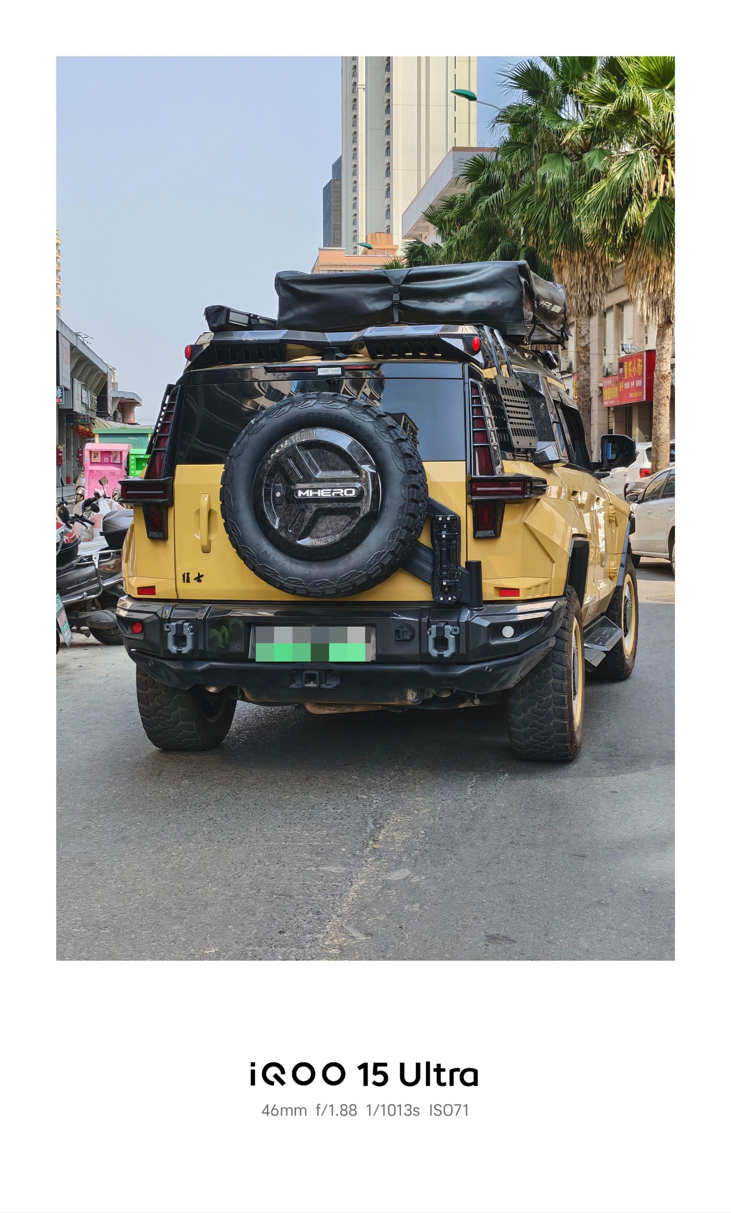 捕捉到一台野生猛士，太猛了，这车加行李架瞬间两米多。。。霸气十足，帅到起飞