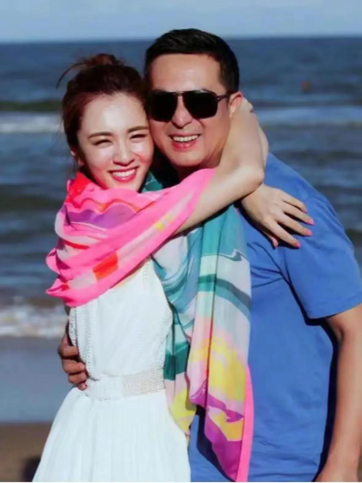 美女都爱张嘉译，只有这位美女在他身上占到了便宜。他们俩在《我的体育老师》中饰演一