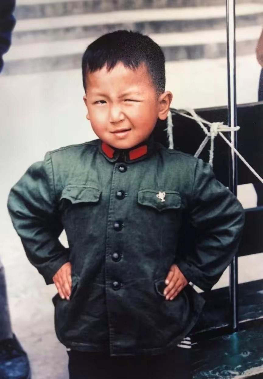 1972年，北京。一个调皮的小学生，20多年后他红遍大江南北，看得出是谁吗？[并