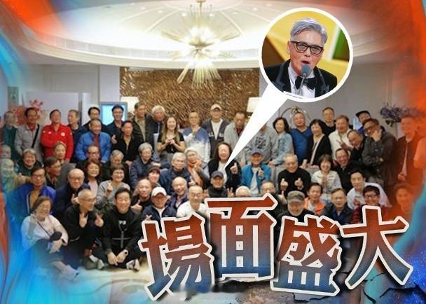 【On.cc】周潤發宴請昔日外景組酒樓食飯　席地百人合照親自揸機做攝影師影帝周潤