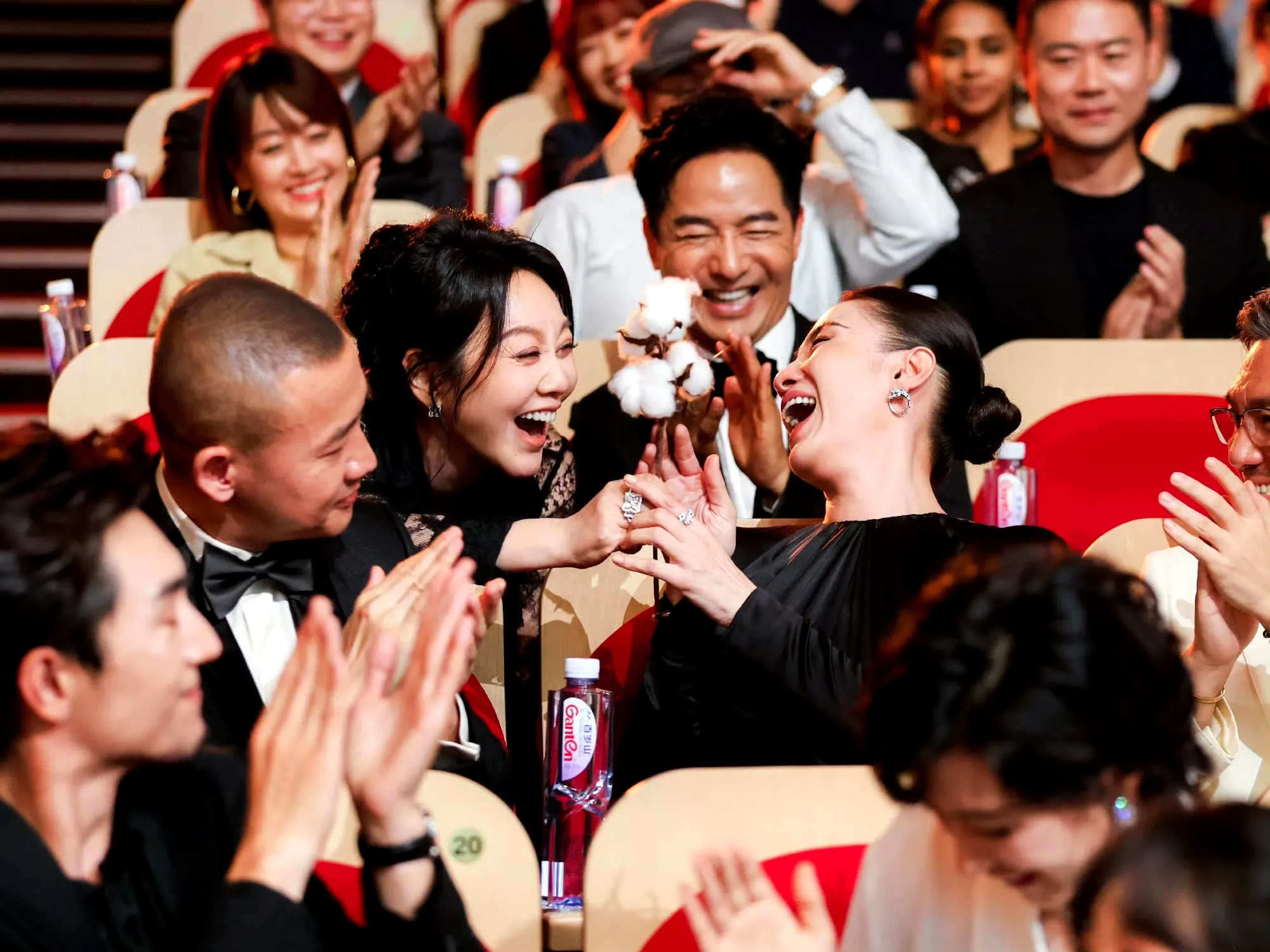 这张经典神图展现了众多明星的友好瞬间。演员间不仅台上竞技，台下更是友情深厚。蒋欣