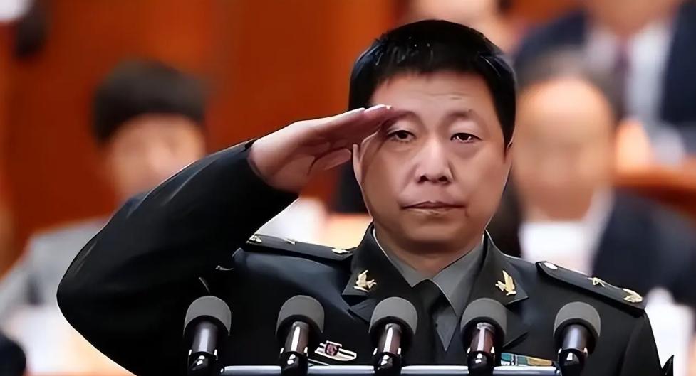 2003 年 10 月 15 日，随着长征二号 F 火箭轰鸣升空，杨利伟搭乘神舟