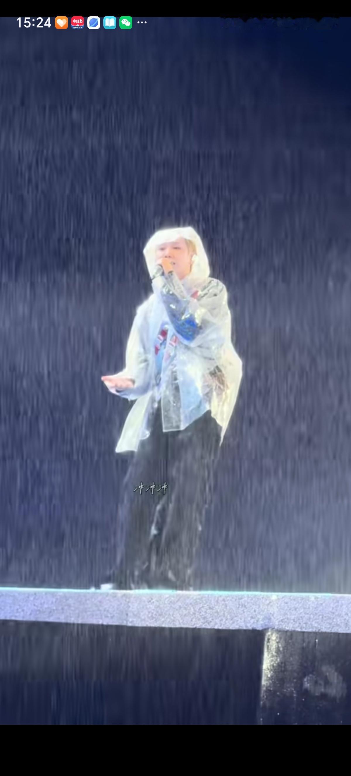 汪苏泷是来抢“雨神”称号的吧，他的沈阳演唱会从进场就开始下大暴雨，自己穿着雨衣说