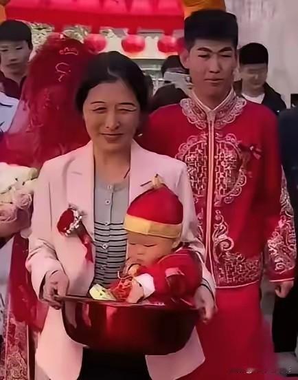 一场红绸喜幔的婚礼，本该是新娘一人的高光时刻，陕西榆林的刘娟，却抱着两个月大的侄