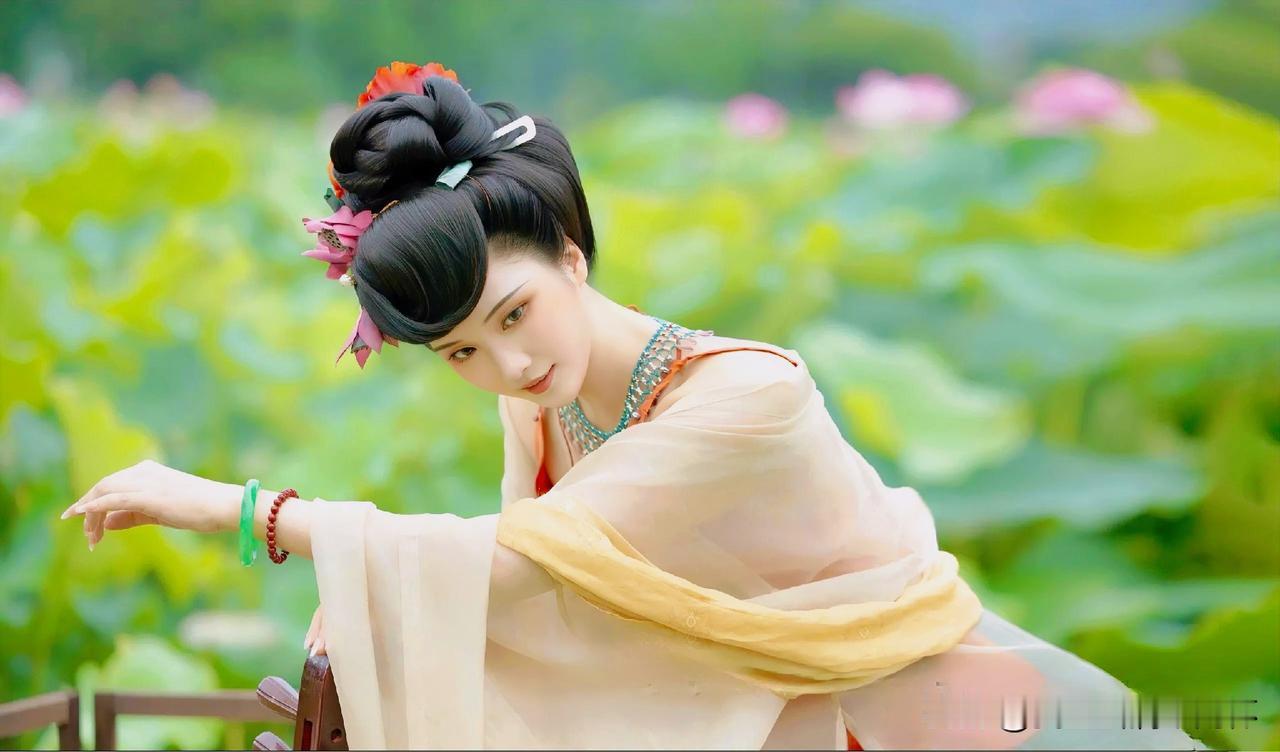 上联：几番红雨病如许
下联：有请雅士[玫瑰][玫瑰][玫瑰]