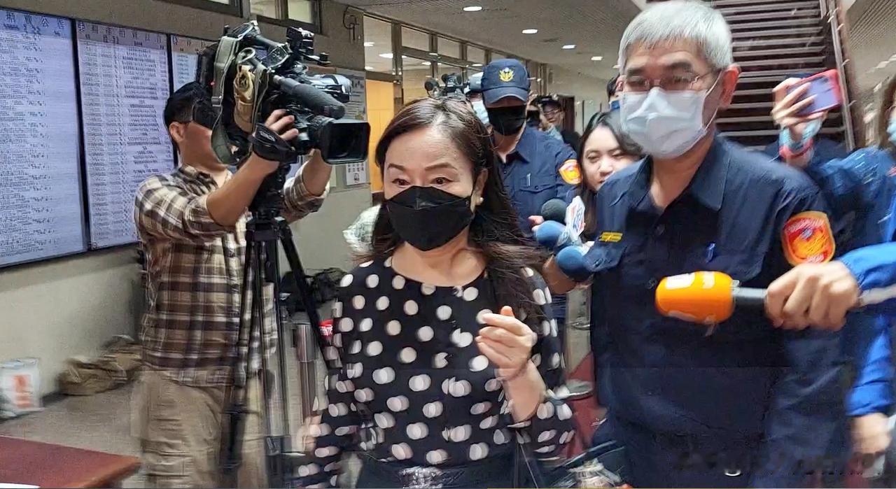 台湾媒体人周玉蔻表示：国民党多头马车分裂状态已然出现。

国民党主席郑丽文昨（2