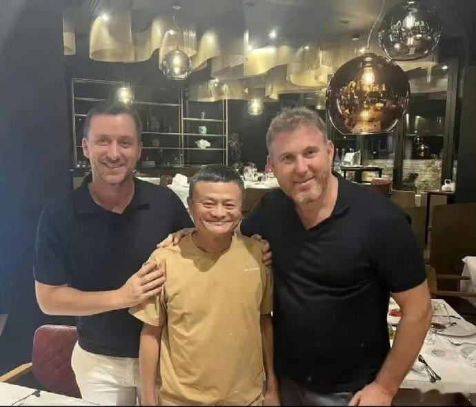 他，宁愿在国外独自漫步于寂静的街道， 也不太愿意频繁归来，究竟是为了什么？  