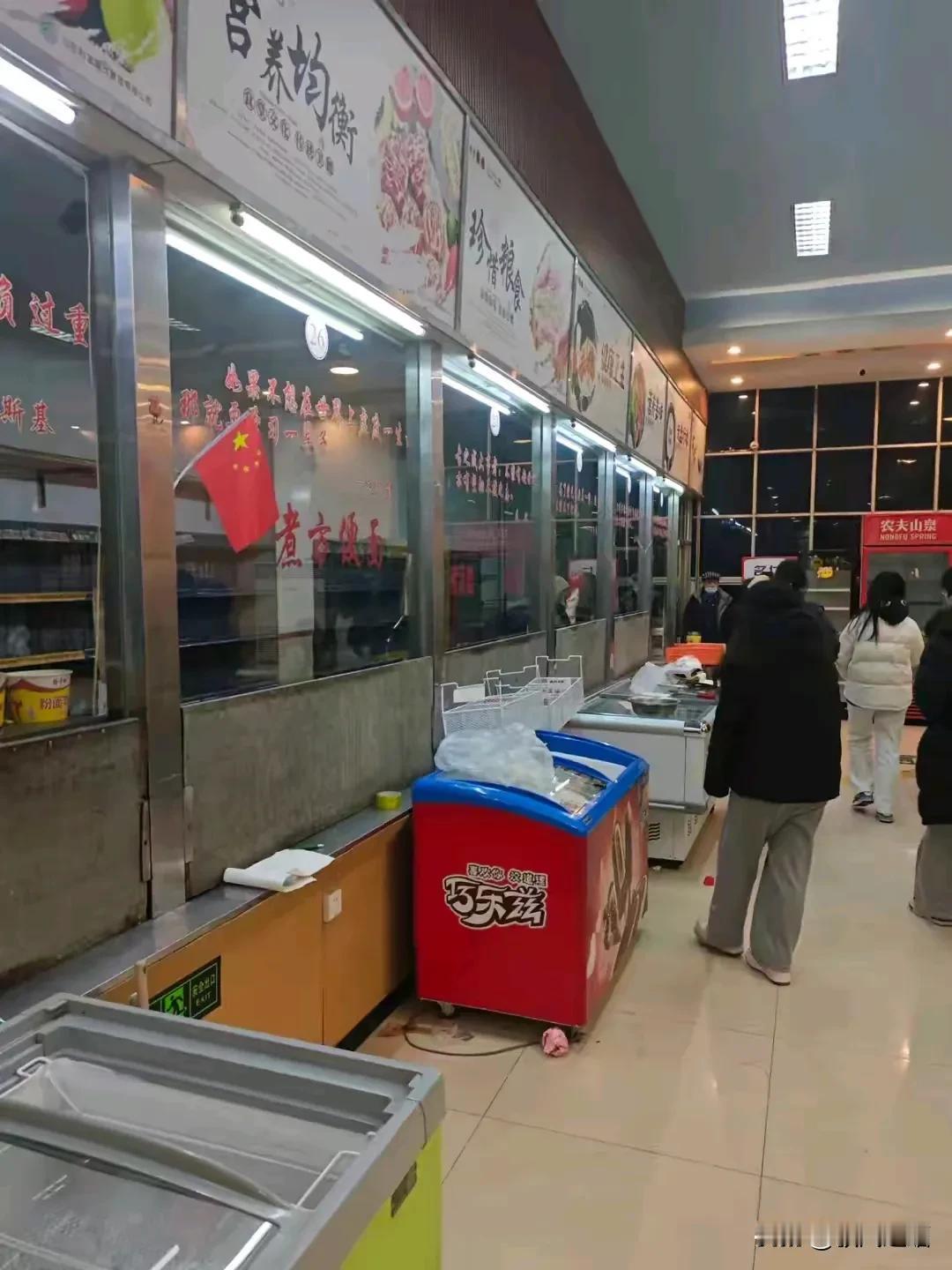 老鹰说，熊猫家大疆无人机太便宜，禁止在老鹰家出售，并实施制裁。
无独有偶，济大超