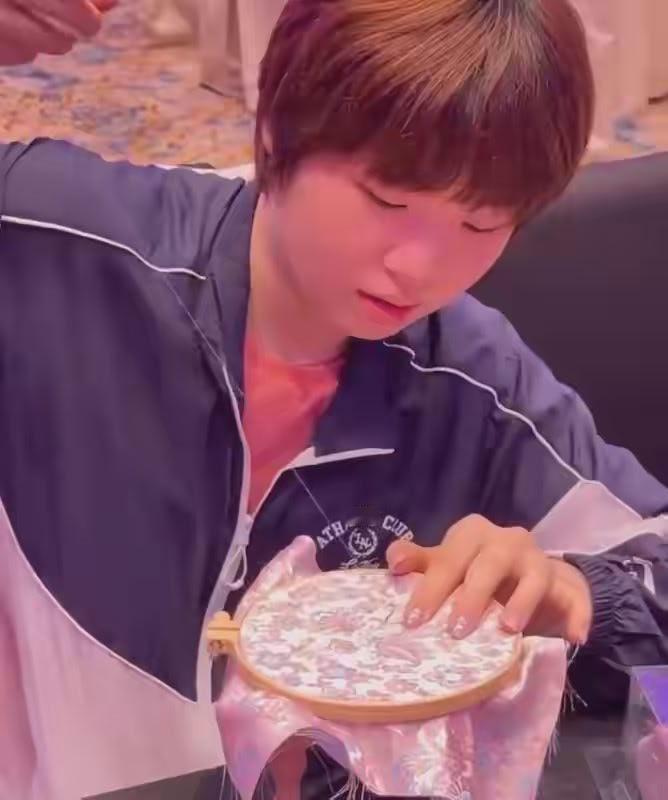 【澳门冠军赛晚宴后，蒯曼留下来绣花】这是澳门冠军赛球员欢迎晚宴的趣味小片段，其他