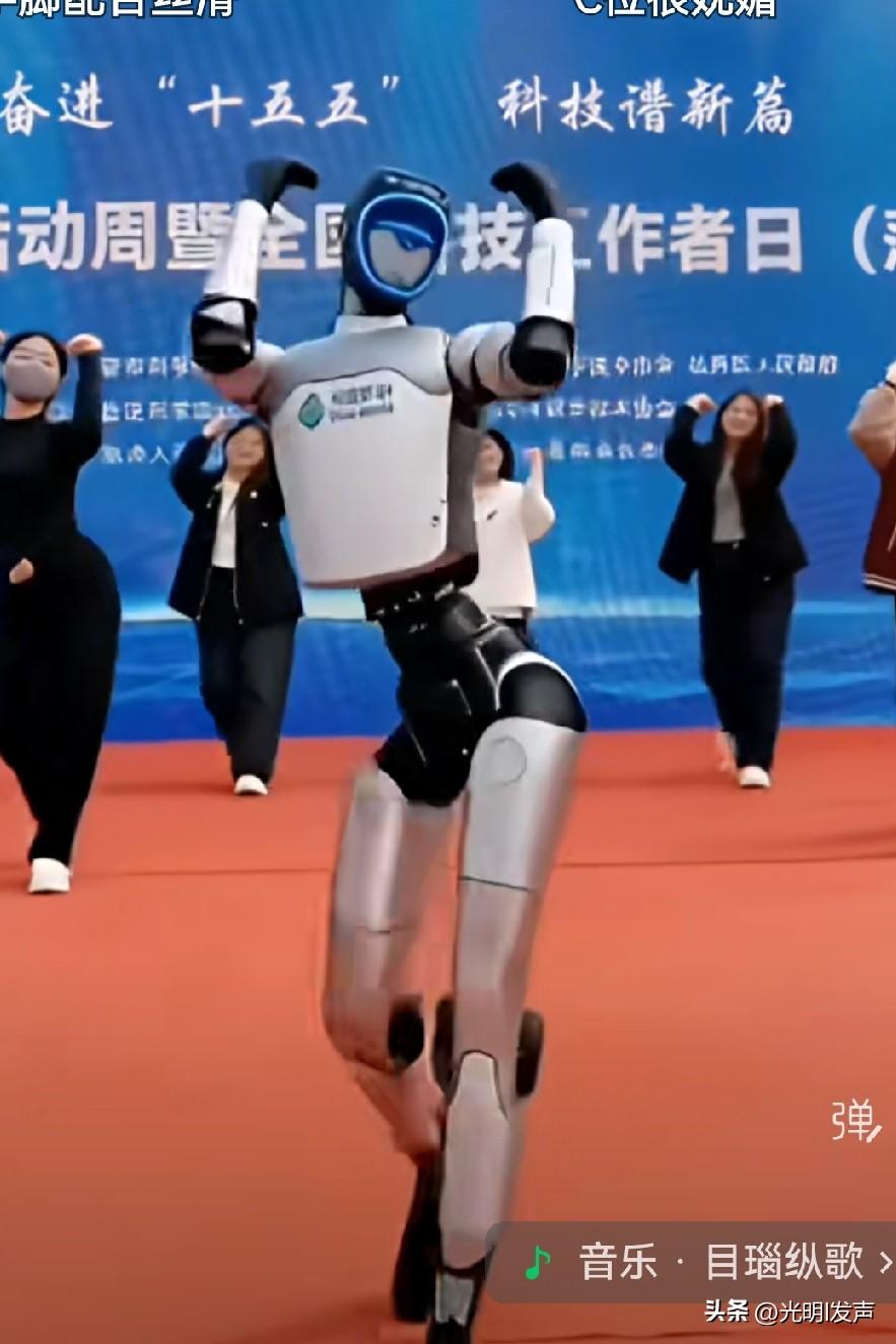 训练机器人最高效的“妙招”
——把传感器装在贴身工服里，就可以穿过着这种工服来能