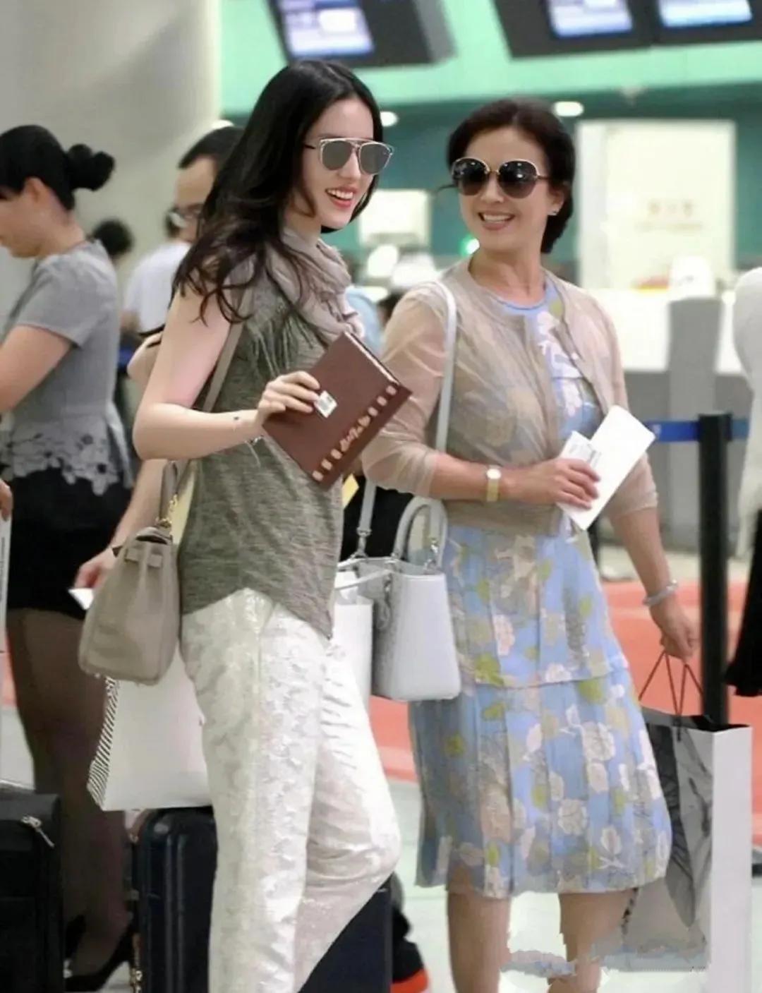 刘亦菲母女两人真的都是高颜值，母女两人同框，这妈妈颜值一点也不比女儿差，年轻时候