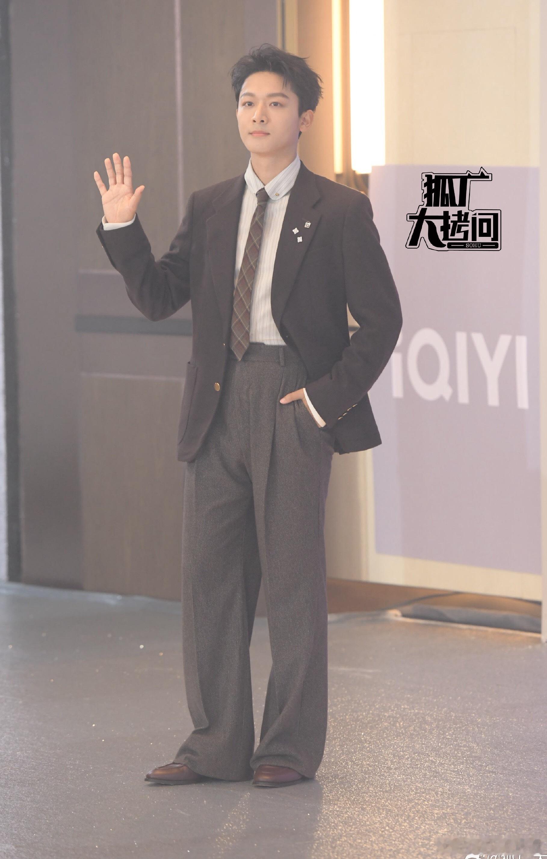 我的帅弟弟张晚意哈哈哈一如既往的老干部风格🙋 