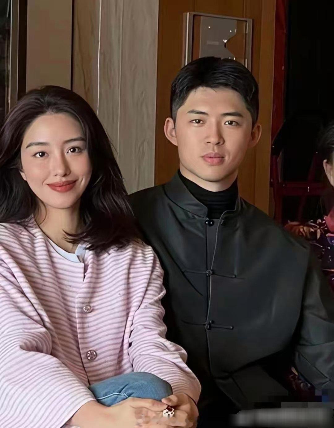 这是杨采钰跟她老公张向荣——福建金鹿集团第三代继承人的全家福，婆婆跟小姑子也在里