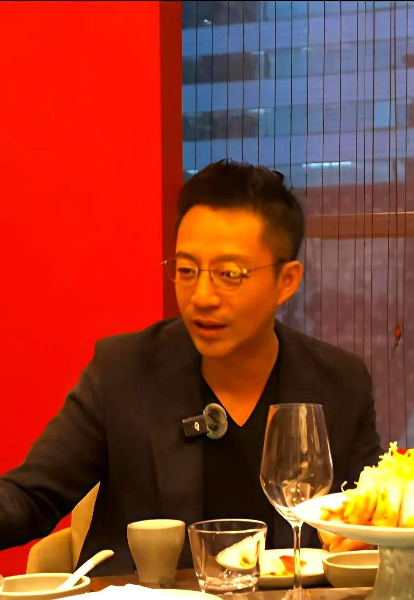 合理怀疑，我们被八卦媒体做局了！

汪小菲这个人的学识和谈吐，不像是媒体口中的疯